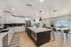 Microondas, horno, placa de cocina y lavavajillas