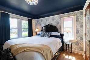 2 soverom, skrivebord, strykejern/-brett og reiseseng for barn