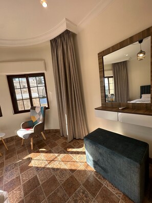 Apartment, 1 Bedroom, Accessible, Smoking | Living room | Flat-screen TV - 10 Antica Jabal Al Lweibdeh (Amman)