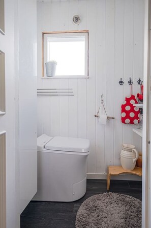 Hair dryer, towels, toilet paper - Remote Lakeview Cabin Escape (Morjäv)