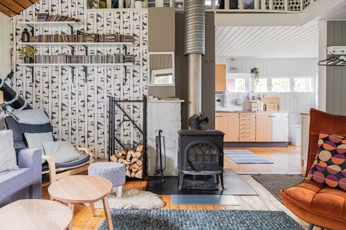 Remote Lakeview Cabin Escape