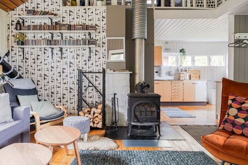 Remote Lakeview Cabin Escape