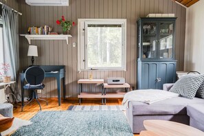 1 bedroom, internet, bed sheets - Remote Lakeview Cabin Escape (Morjäv)