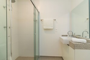 Comfort Apartment | Bathroom - Ape C AR piscina e academia prox Allianz (São Paulo)