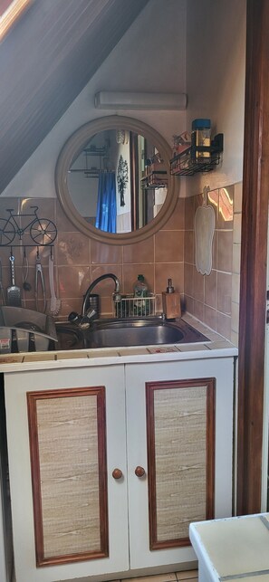 Réfrigérateur, micro-ondes, four, plaque de cuisson