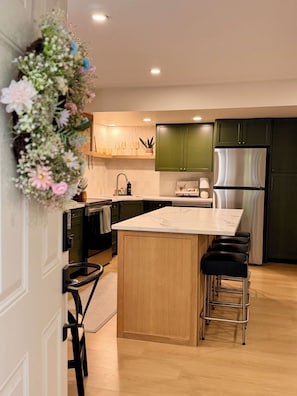 Fridge, microwave, oven, stovetop -  Comfort & Convenience Near Endless Local Amenities (Langley Township)