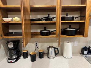 Mikrobølgeovn, ovn, kokeplater og oppvaskmaskin