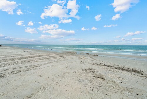 5 min from the beach! Spacious 3-bedroom house on the Padre Island!