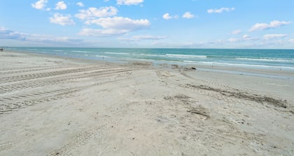 5 min from the beach! Spacious 3-bedroom house on the Padre Island!