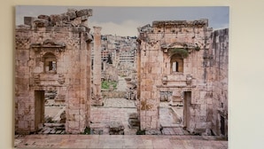 Un edificio histórico con arquitectura de piedra antigua, que presenta columnas y arcos.