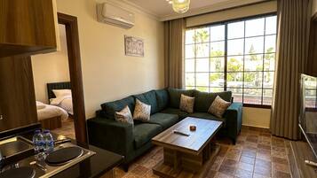 Departamento, 1 habitación, con acceso para personas discapacitadas, para fumadores | Sala de estar | Televisión de pantalla plana