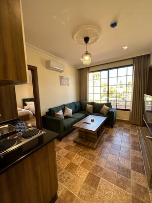 Apartment, 1 Schlafzimmer, barrierefrei, Raucher | Wohnzimmer | Flachbildfernseher