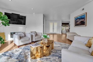 Smart TV, fireplace, books, stereo