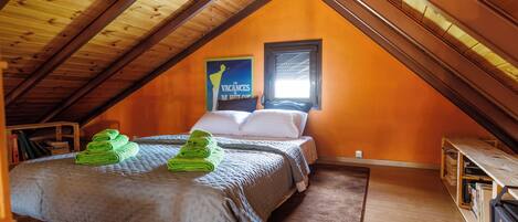 3 chambres, bureau, fer et planche à repasser, lit parapluie