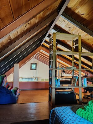 3 bedrooms, desk, iron/ironing board, travel cot