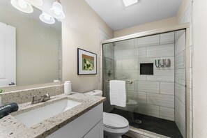 Dusche, Haartrockner, Handtücher, Seife