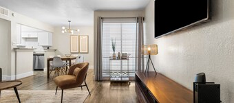 Walk to AT&T/Globe Life -Modern 2 Bedroom Retreat