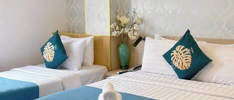 Standaard driepersoonskamer, uitzicht op stad | Een strijkplank/strijkijzer, gratis wifi