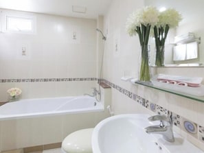 Deluxe Double or Twin Room, City View | Bathroom | Hair dryer, towels, soap, shampoo