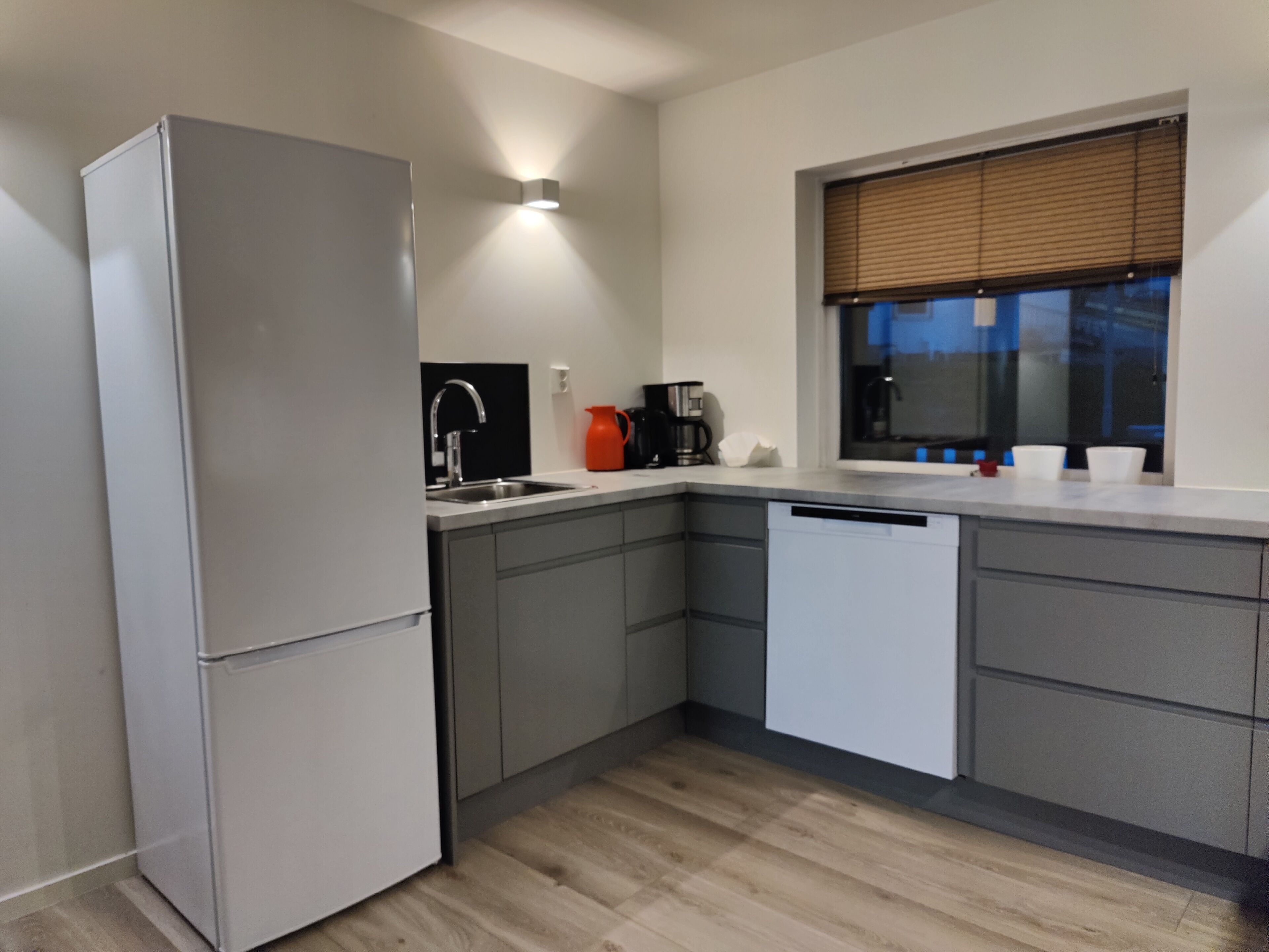 Een magnetron, een vaatwasser