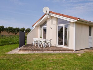 House | Outdoor dining - 4 Star Holiday Home in Friedrichkoog (Friedrichskoog)