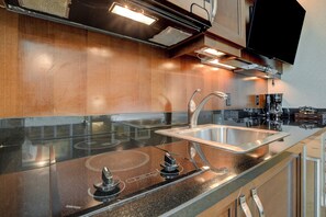 Studio, City View | Private kitchenette | Coffee/tea maker - Eclipse Studio at Signature Hotel (Las Vegas)
