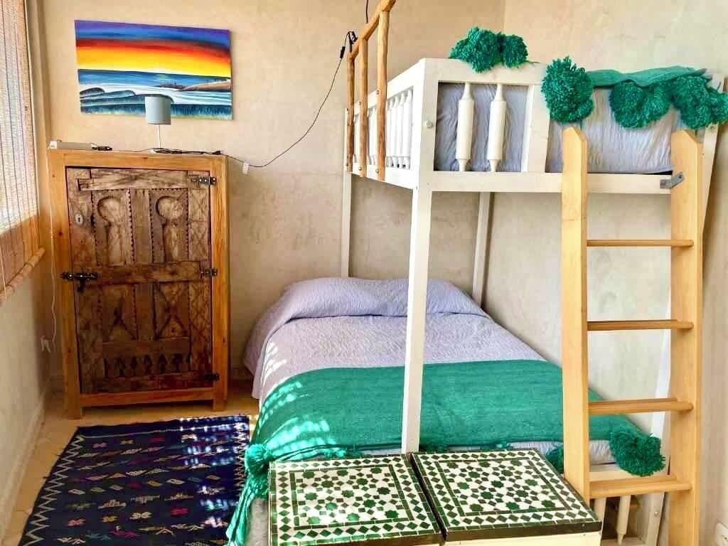 Habitación triple, balcón, vistas al mar | Wifi gratis