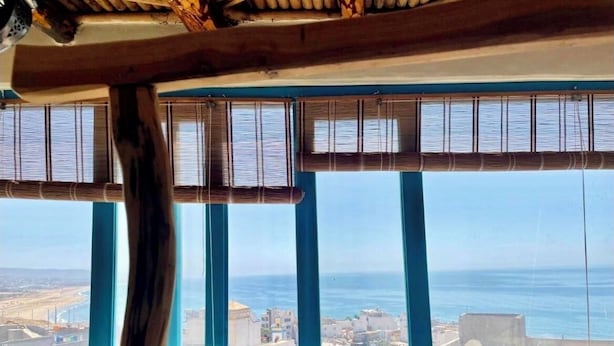 A room with a view of the sea and a cityscape. - Taghazout ocean view (Taghazout)