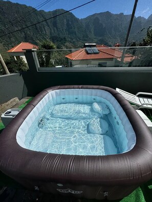 Bañera de hidromasaje al aire libre