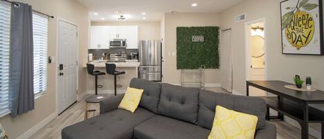 Een smart-tv, een open haard en een kantoor