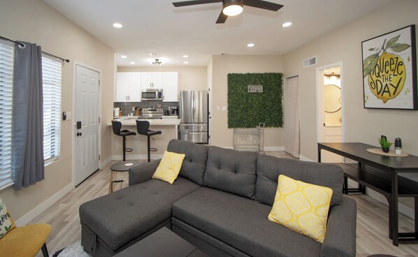 Smart TV, fireplace, offices - Enjoyable Lemon themed townhome with AC in vibrant Tempe (Tempe)