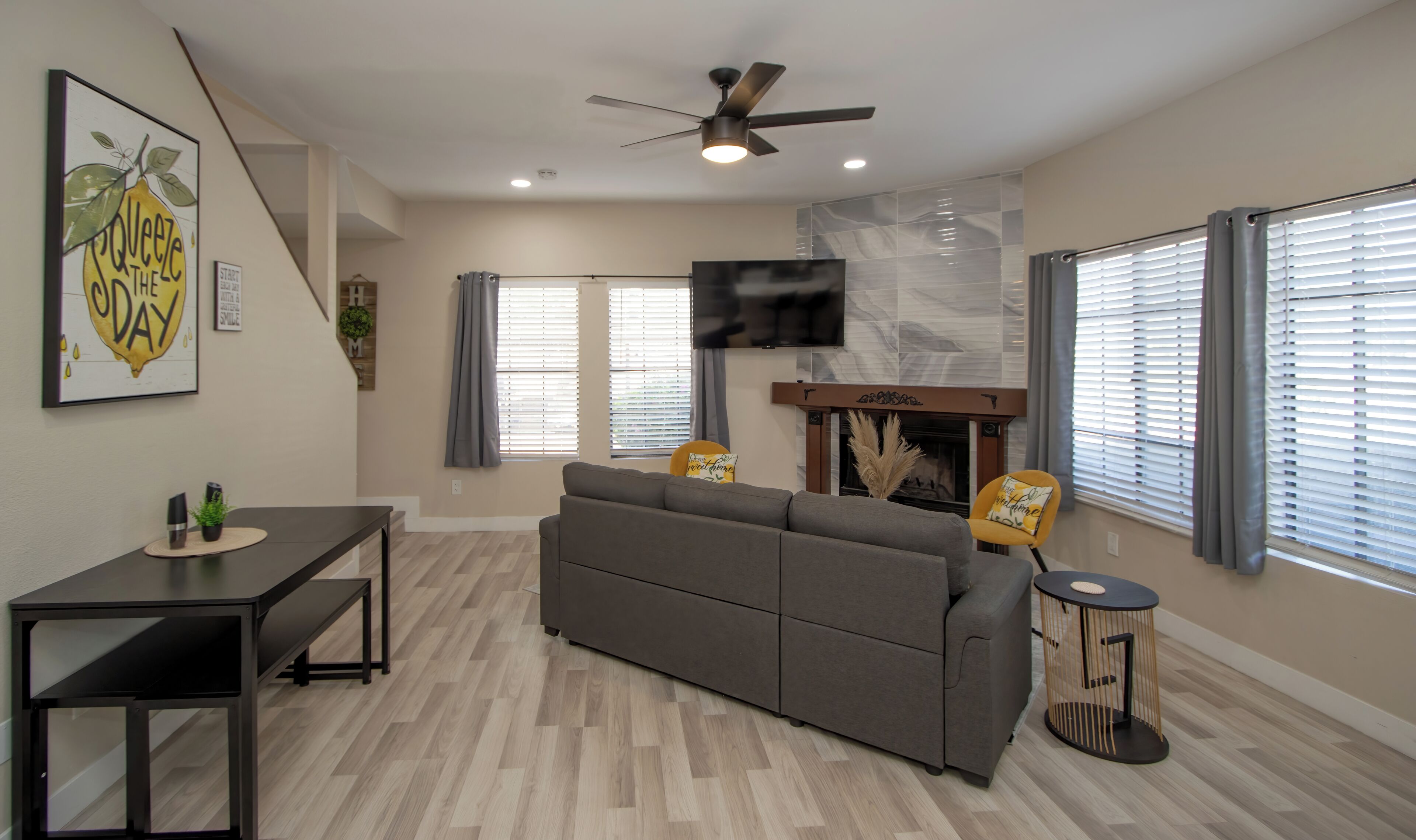 Smart TV, chimenea y oficina 