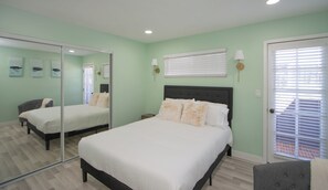 2 bedrooms, desk, free WiFi, bed sheets - Enjoyable Lemon themed townhome with AC in vibrant Tempe (Tempe)