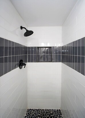 Hair dryer, towels, soap, shampoo - Enjoyable Lemon themed townhome with AC in vibrant Tempe (Tempe)