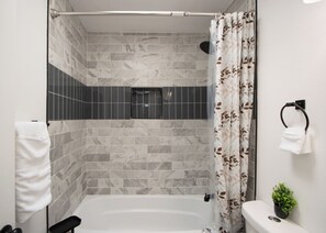 Hair dryer, towels, soap, shampoo - Enjoyable Lemon themed townhome with AC in vibrant Tempe (Tempe)