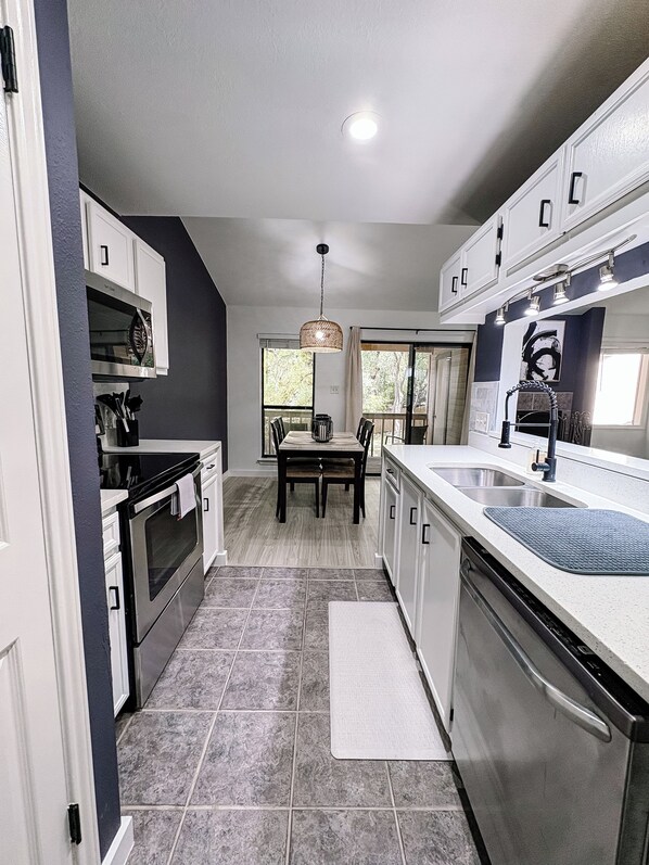 Jääkaappi, mikroaaltouuni, uuni, liesi