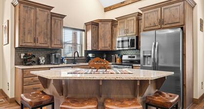 Big Buffalo Lodge - Private Pool & Hot Tub