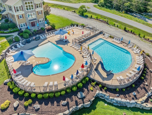 Big Buffalo Lodge - Private Pool & Hot Tub