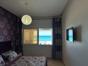 3 عدّة غرف نوم وخدمة الإنترنت وملاءات أسرّة