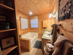 Douche, baignoire à jets, sèche-cheveux, serviettes fournies