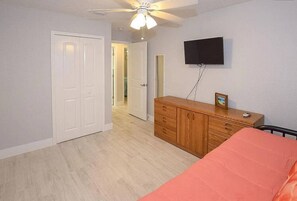 3 多间卧室、办公桌、WiFi、床单