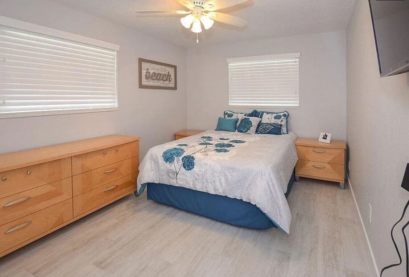 3 bedrooms, desk, WiFi, bed sheets