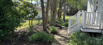Dog-friendly 2 bedroom beach bungalow with AC and outdoor fire-pit in Ocean View