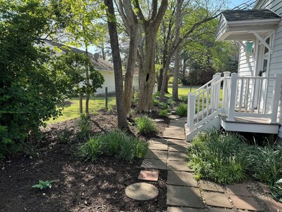Dog-friendly 2 bedroom beach bungalow with AC and outdoor fire-pit in Ocean View
