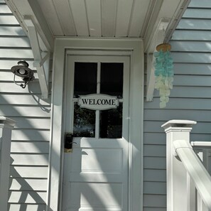 Exterior detail - Dog-friendly 2 bedroom beach bungalow with AC and outdoor fire-pit in Ocean View (Ocean View)