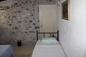 Habitación familiar, patio | Escritorio 