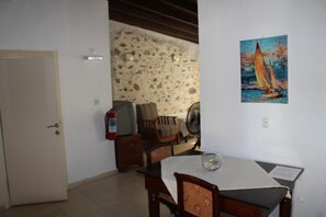 Habitación familiar, patio | Escritorio