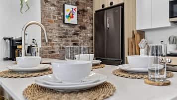 Four à micro-ondes, un four, surface de cuisson, lave-vaisselle