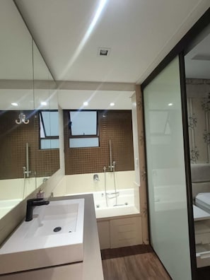 Douche, bidet, serviettes fournies, savon