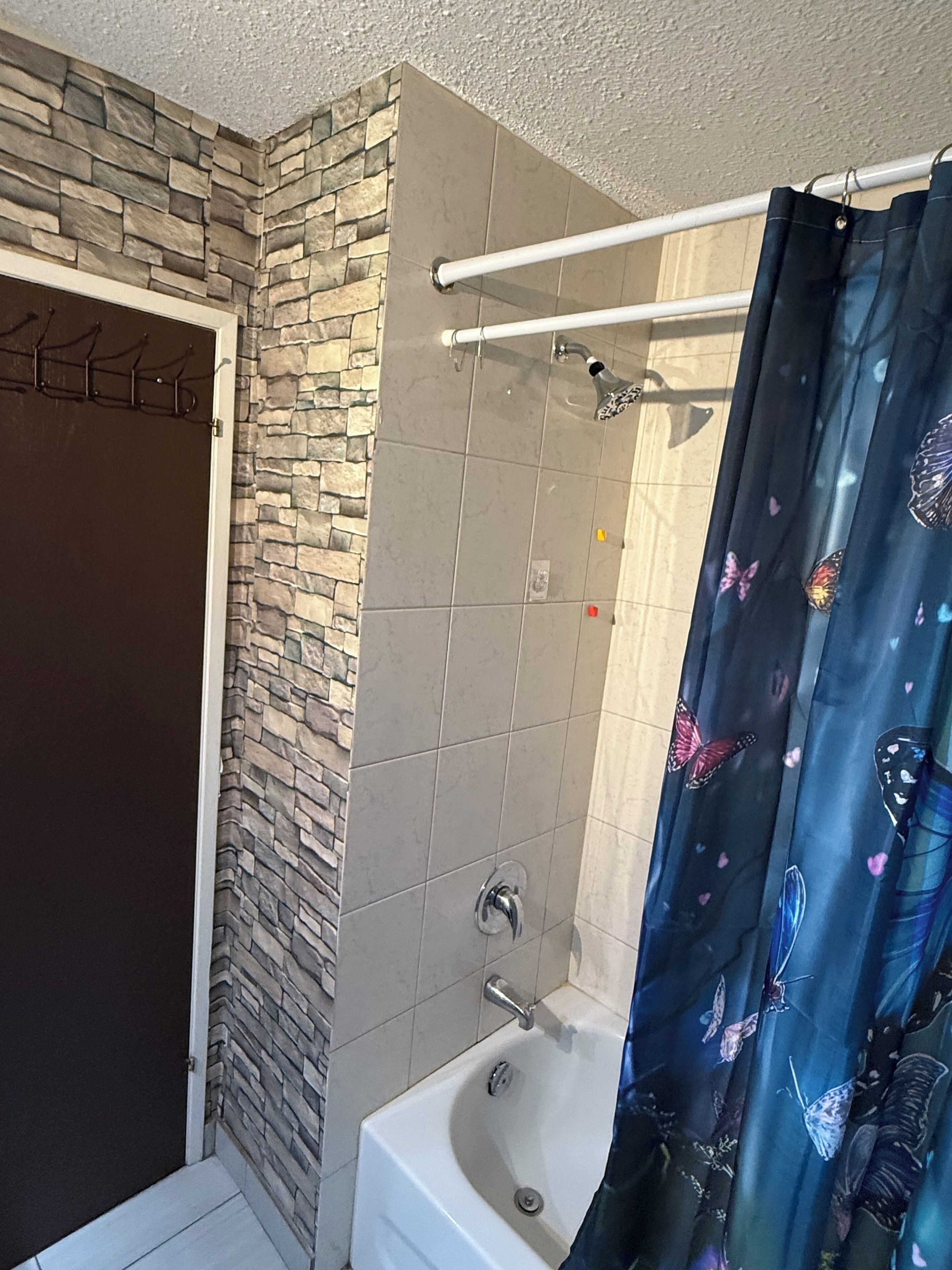 Serviettes fournies, savon, papier toilette